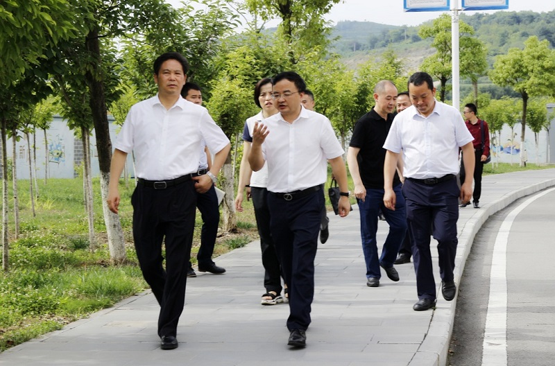 畢節(jié)市市委副書記、市長張集智一行到 畢節(jié)工業(yè)職業(yè)技術(shù)學(xué)院調(diào)研