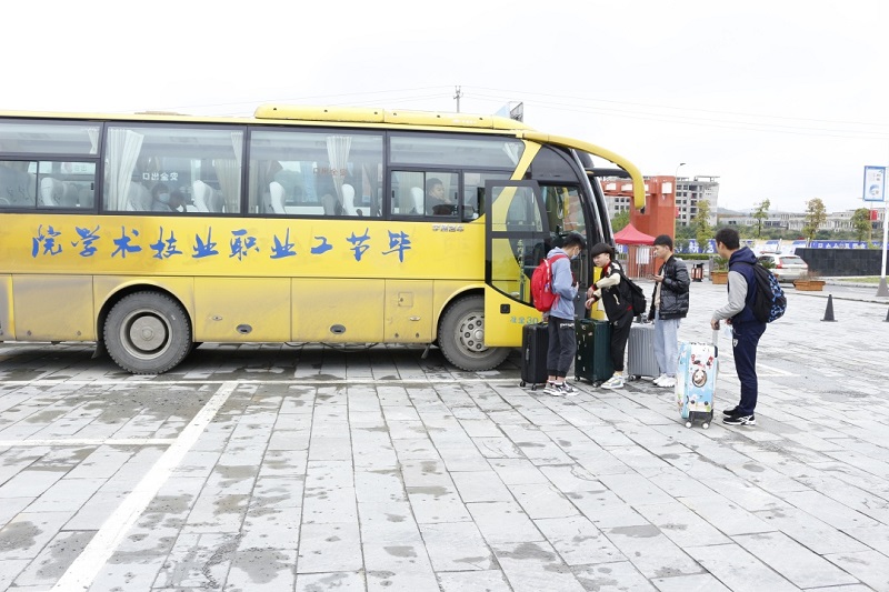 扶上馬、送一程，畢節(jié)工業(yè)職業(yè)技術(shù)學(xué)院赴企業(yè)送學(xué)生到崗實習(xí)